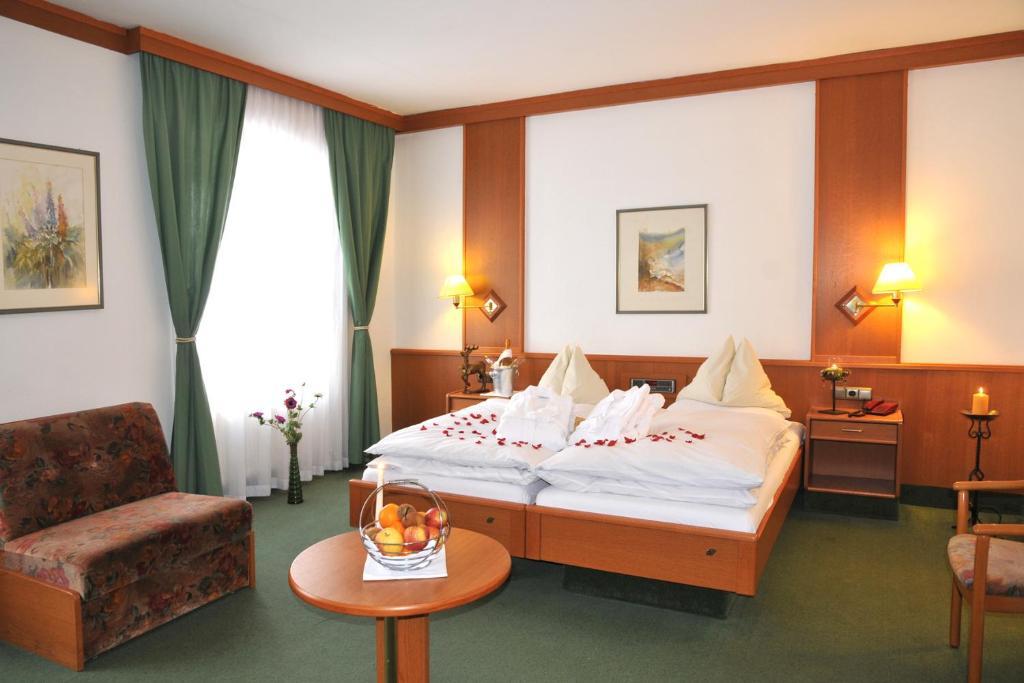 Hotel Zum Goldenen Hirschen ไฟรชตัดท์ ภายนอก รูปภาพ