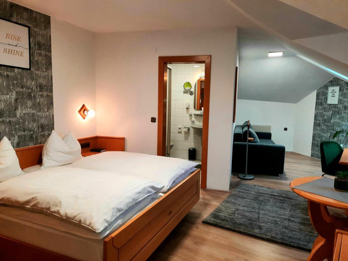 Hotel Zum Goldenen Hirschen ไฟรชตัดท์ ภายนอก รูปภาพ