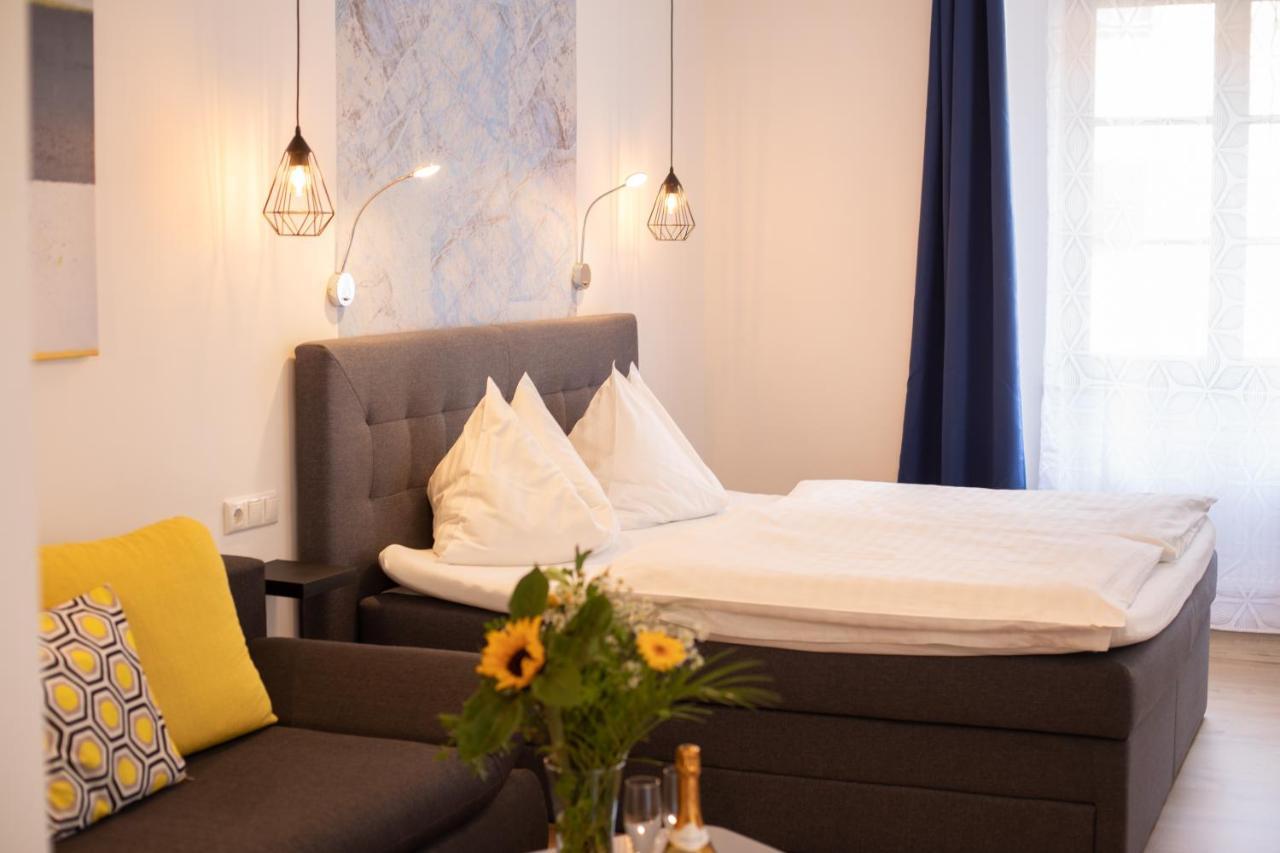 Hotel Zum Goldenen Hirschen ไฟรชตัดท์ ภายนอก รูปภาพ