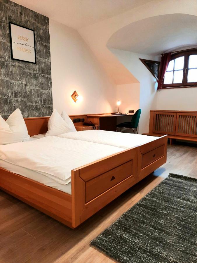 Hotel Zum Goldenen Hirschen ไฟรชตัดท์ ภายนอก รูปภาพ