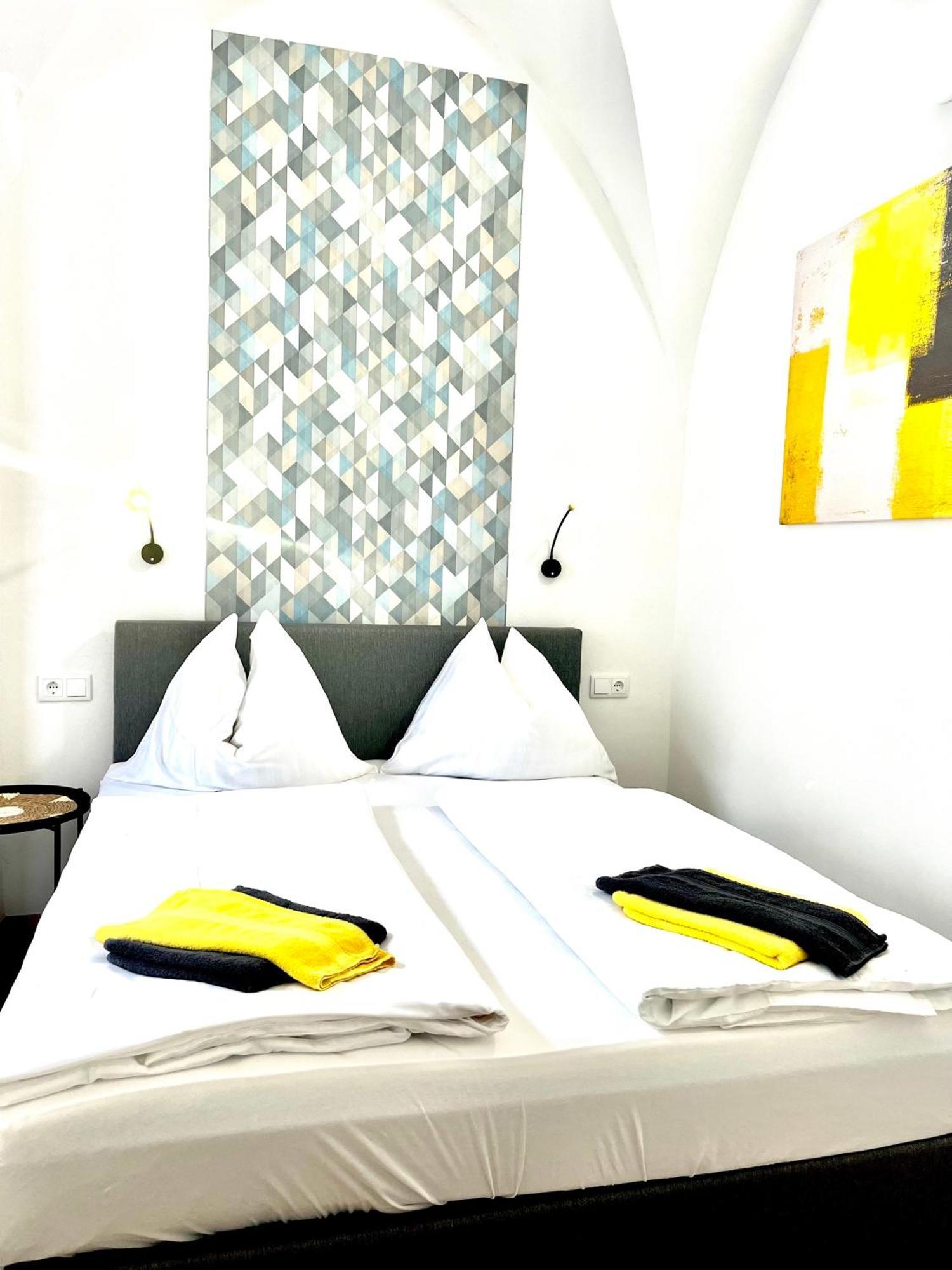 Hotel Zum Goldenen Hirschen ไฟรชตัดท์ ภายนอก รูปภาพ