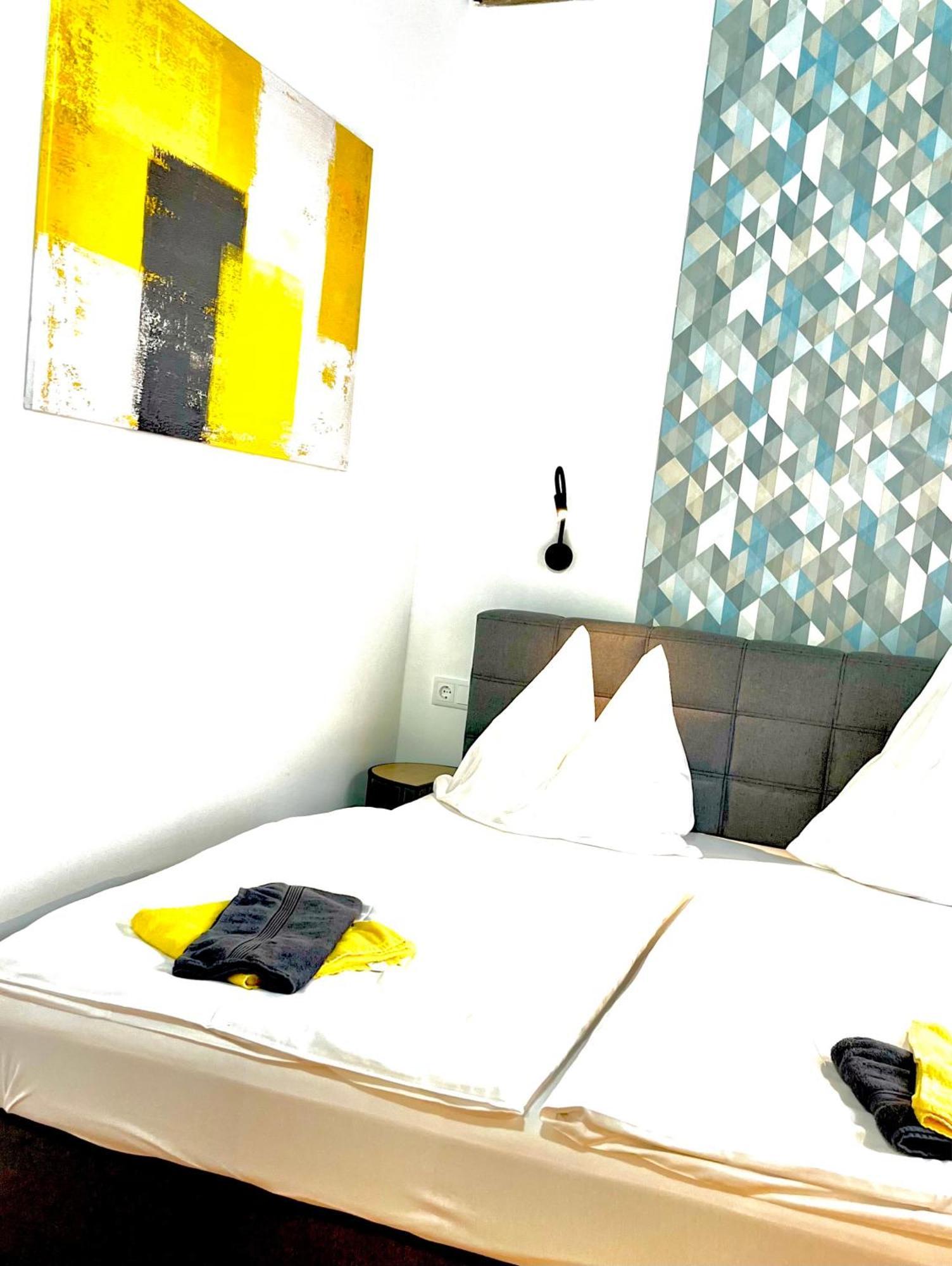 Hotel Zum Goldenen Hirschen ไฟรชตัดท์ ภายนอก รูปภาพ