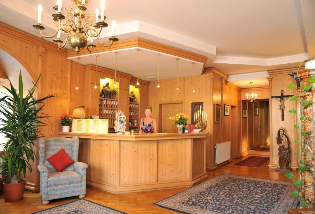 Hotel Zum Goldenen Hirschen ไฟรชตัดท์ ภายนอก รูปภาพ