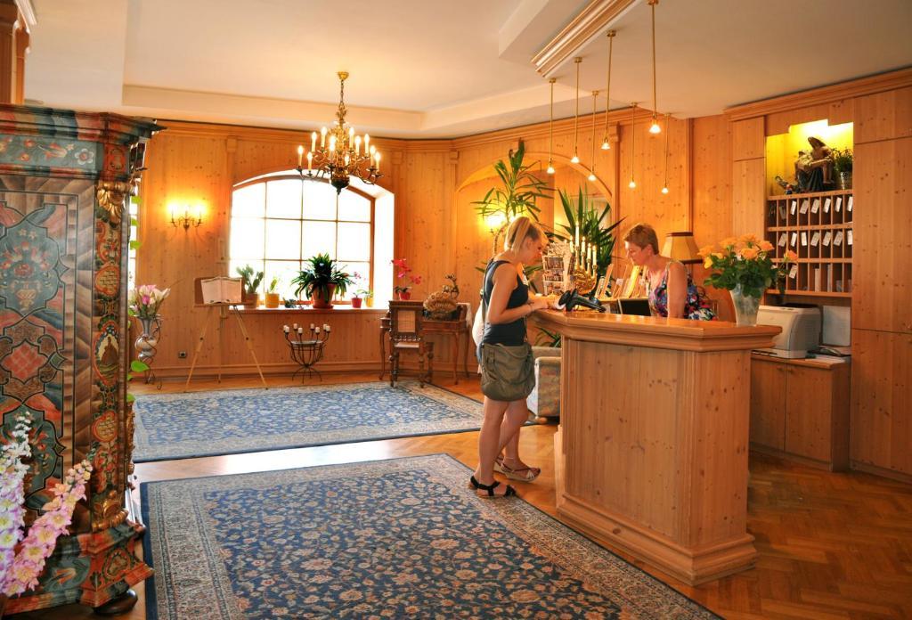 Hotel Zum Goldenen Hirschen ไฟรชตัดท์ ภายนอก รูปภาพ