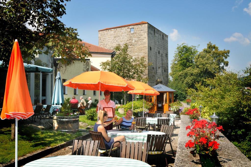 Hotel Zum Goldenen Hirschen ไฟรชตัดท์ ภายนอก รูปภาพ