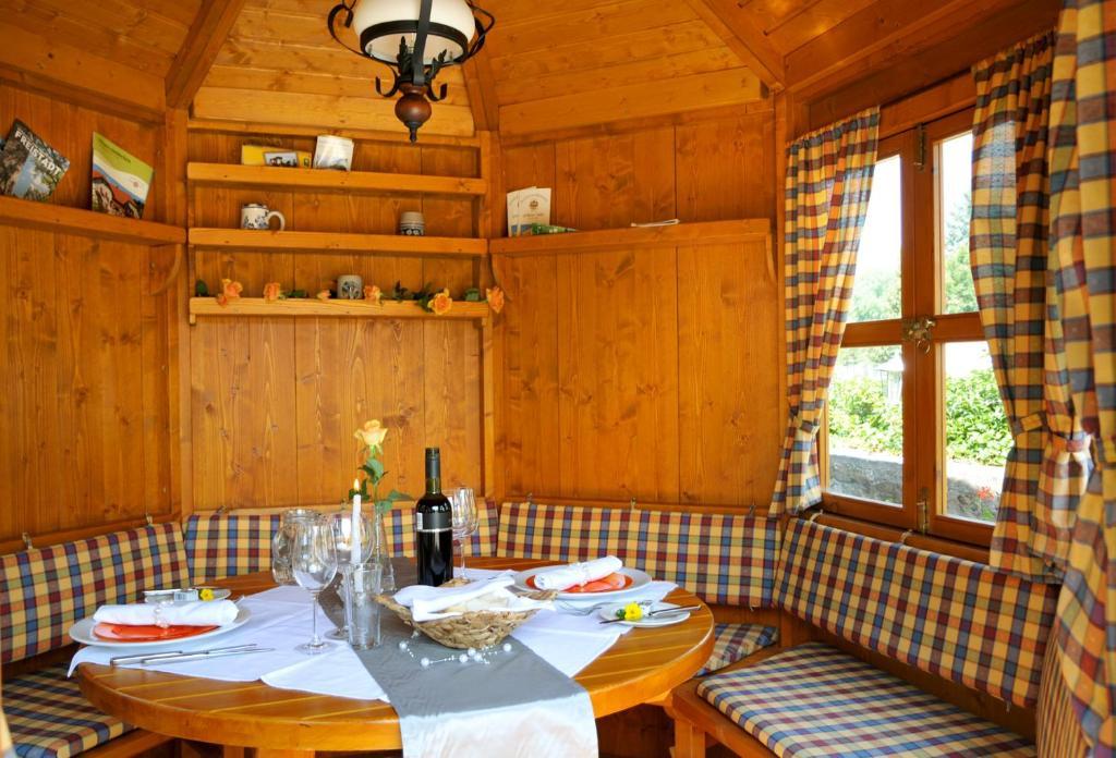 Hotel Zum Goldenen Hirschen ไฟรชตัดท์ ภายนอก รูปภาพ