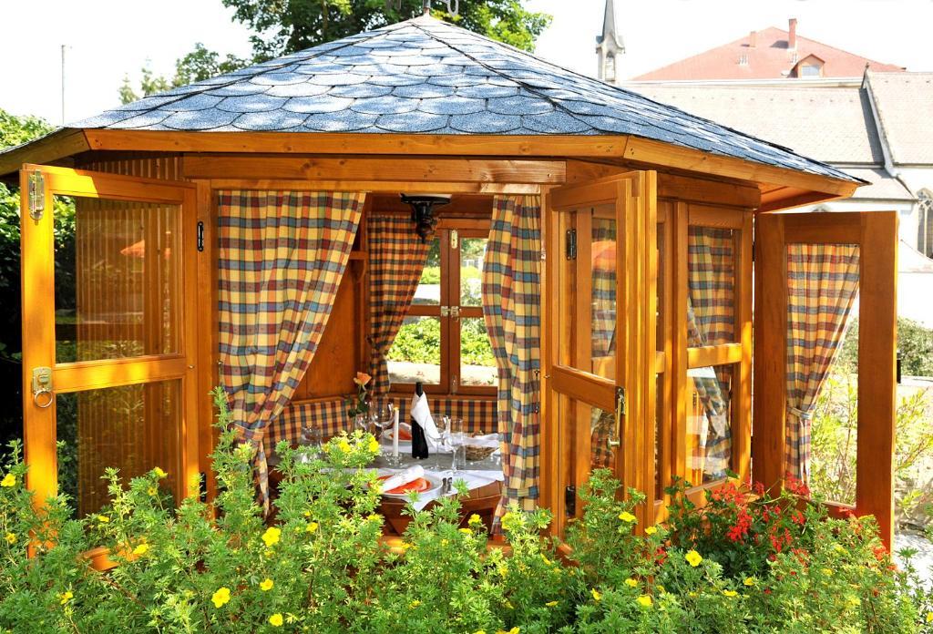 Hotel Zum Goldenen Hirschen ไฟรชตัดท์ ภายนอก รูปภาพ