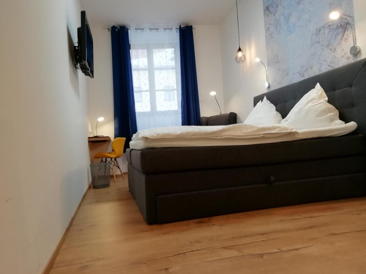 Hotel Zum Goldenen Hirschen ไฟรชตัดท์ ภายนอก รูปภาพ