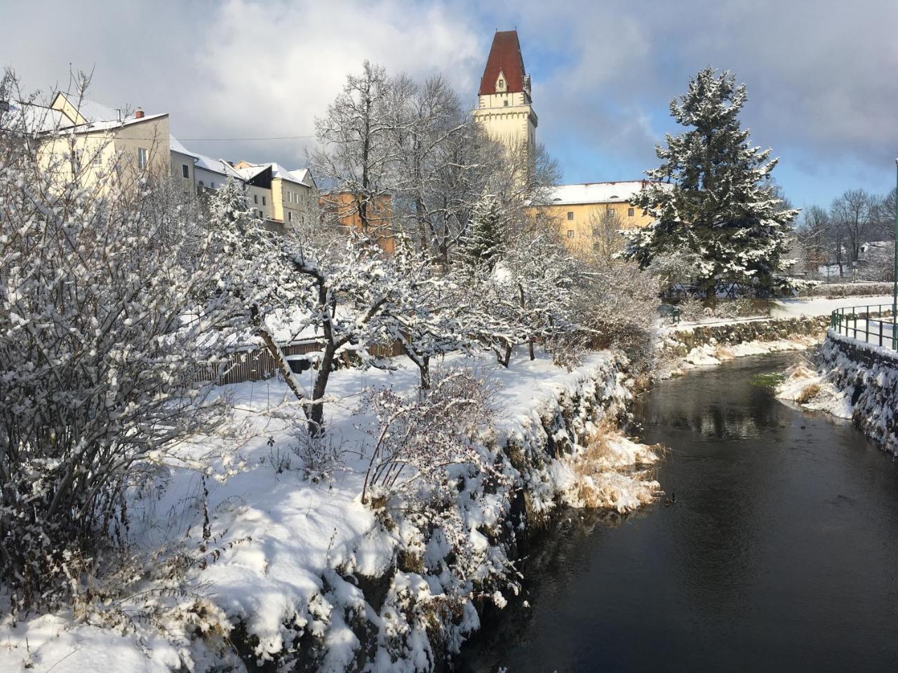 Hotel Zum Goldenen Hirschen ไฟรชตัดท์ ภายนอก รูปภาพ
