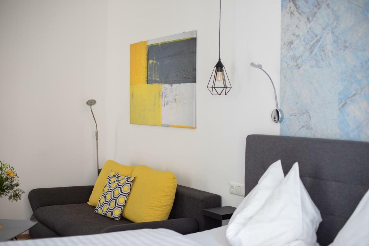 Hotel Zum Goldenen Hirschen ไฟรชตัดท์ ภายนอก รูปภาพ